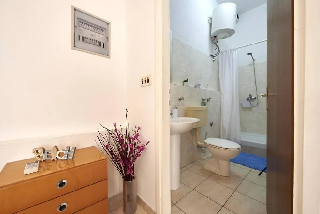 Apartment In Slatine With Terrace, Air Conditioning, Wifi Trogir
