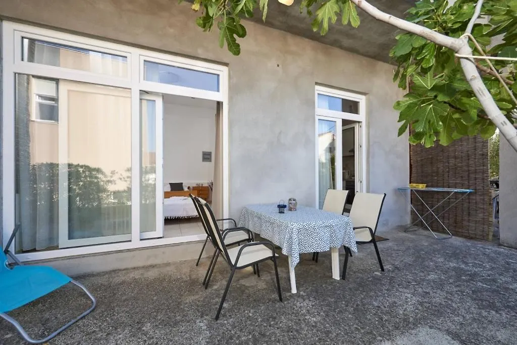 Apartment In Slatine With Terrace, Air Conditioning, Wifi Trogir