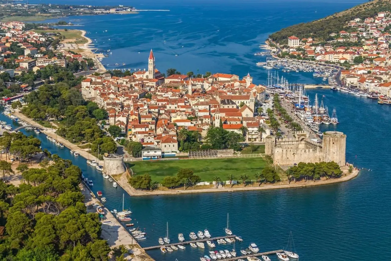 Apartment In Slatine With Terrace, Air Conditioning, Wifi Trogir